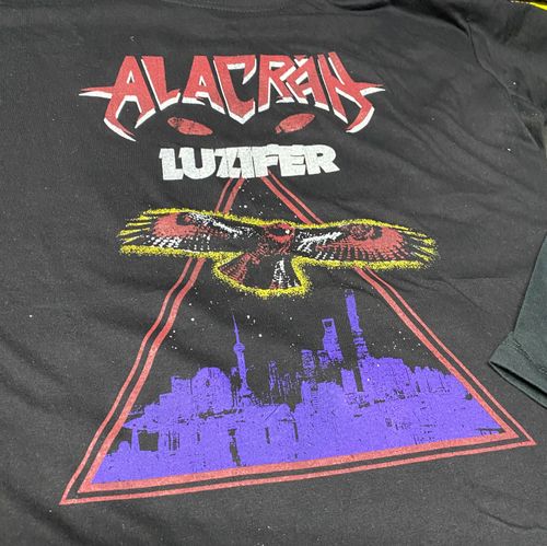 logo de Alacrán lucifer serigrafiado en una camiseta negra